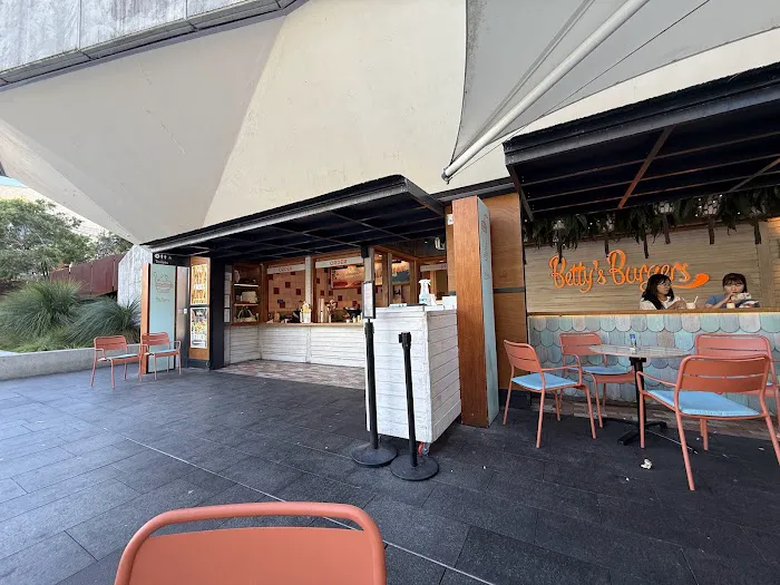 Betty's Burgers Picture 3