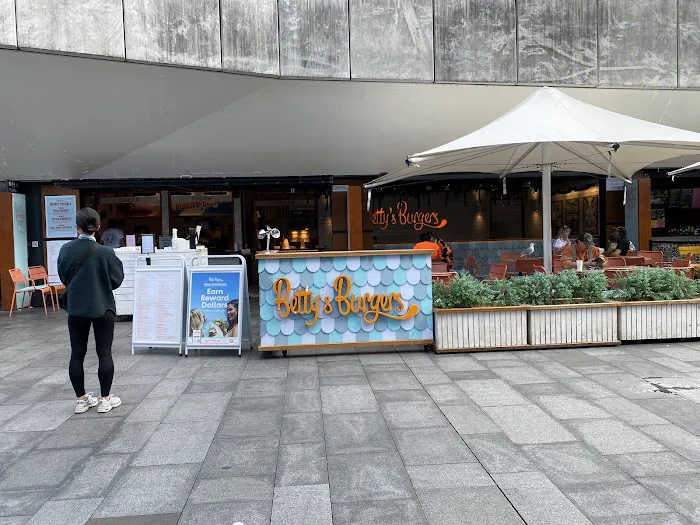 Betty's Burgers Picture 6