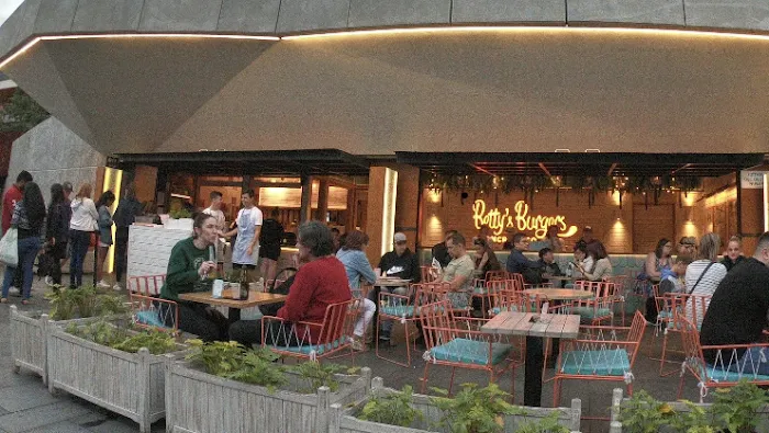 Betty's Burgers Picture 5