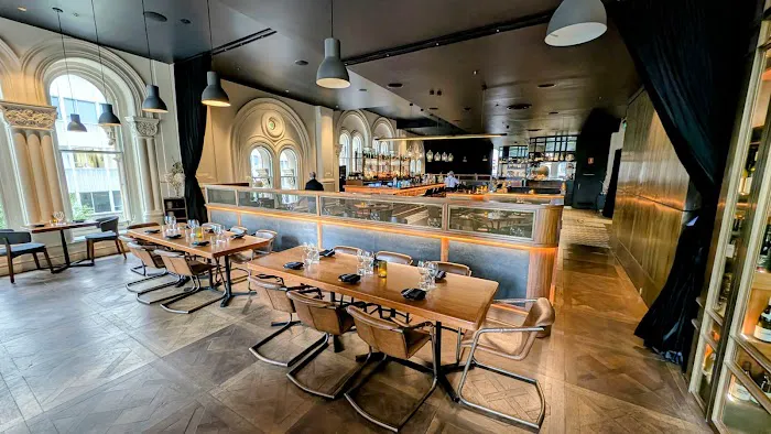 ESQ Bar + Dining Picture 2