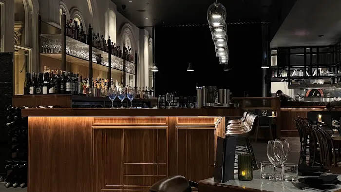 ESQ Bar + Dining Picture 7