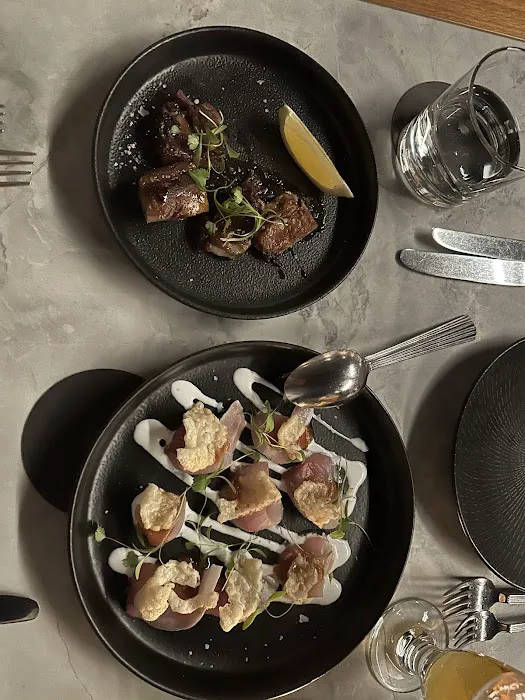 ESQ Bar + Dining Picture 10