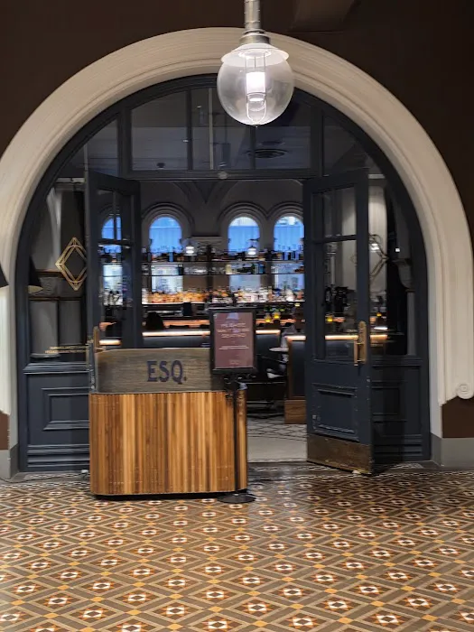 ESQ Bar + Dining Picture 4