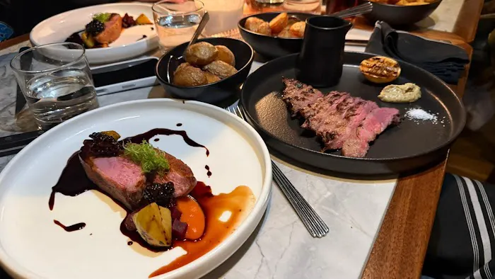 ESQ Bar + Dining Picture 3