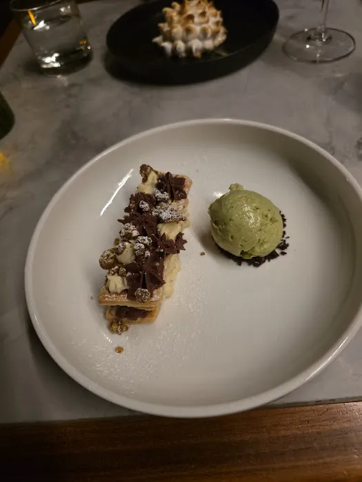 ESQ Bar + Dining Picture 5