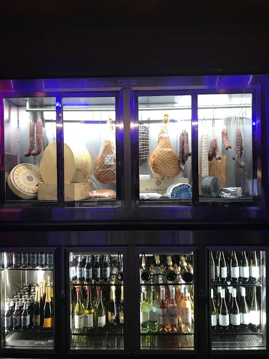 Horse's Head Bar Picture 3