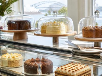 Australian Café Cake Display: Ask About Allergens, Slices, and Storage